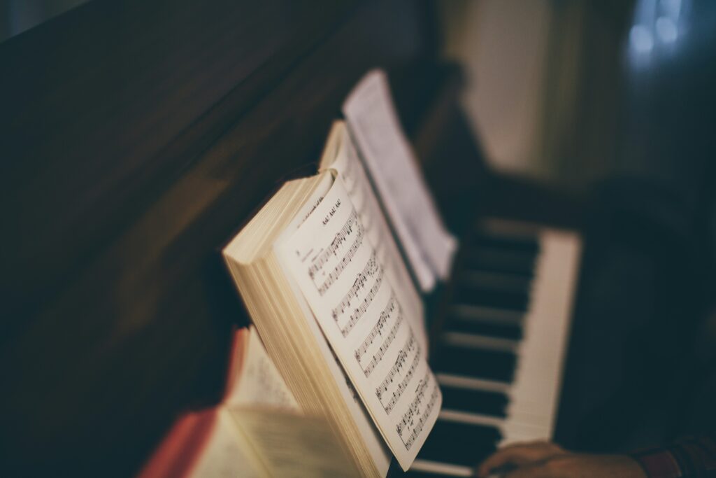 Bok med noter på ett piano.